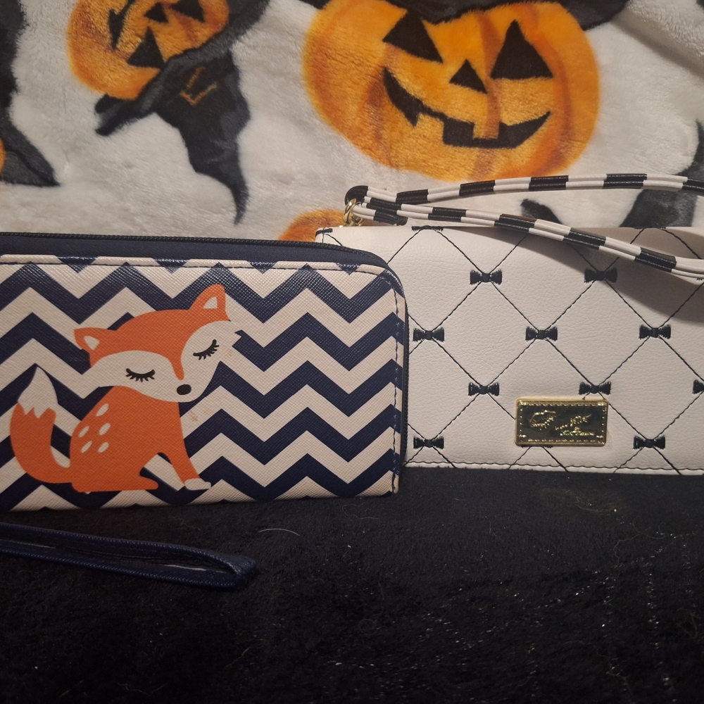Charming Fox and Elegant White Wallet Set